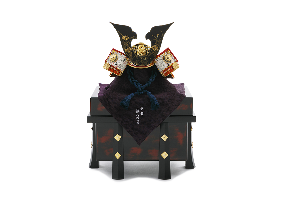 総裏紺中白縅の兜8号 菖蒲象嵌鍬形